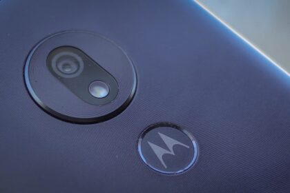 Imagem da traseira de um smartphone motorola, focando na câmera e no logo.