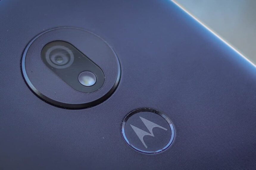 Imagem da traseira de um smartphone motorola, focando na câmera e no logo.