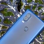 Smartphone Motorola na cor azul.