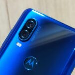 Foto da parte superior traseira do Motorola One Vision azul.
