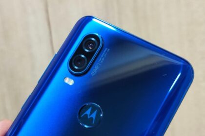 Foto da parte superior traseira do Motorola One Vision azul.