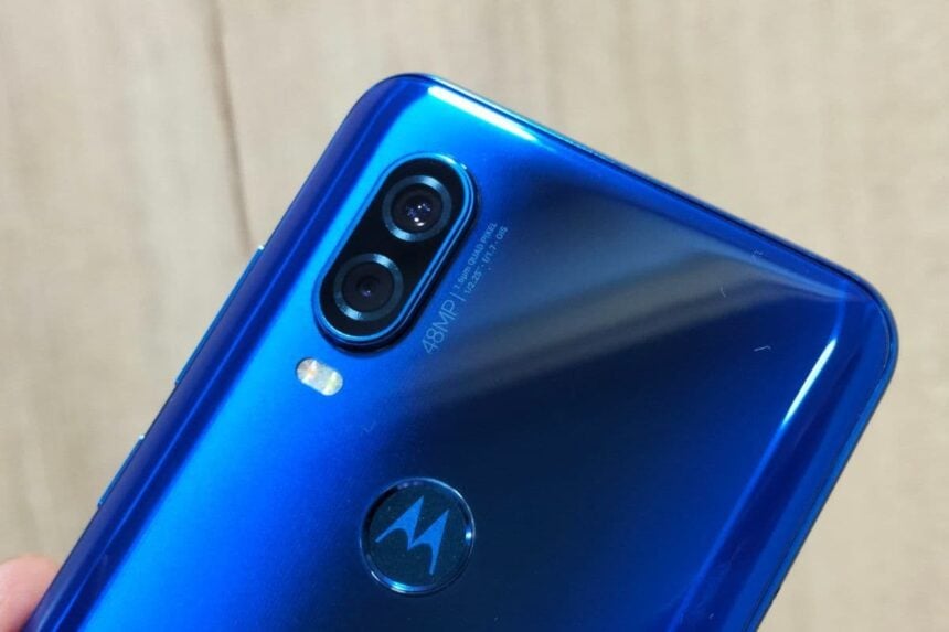 Foto da parte superior traseira do Motorola One Vision azul.