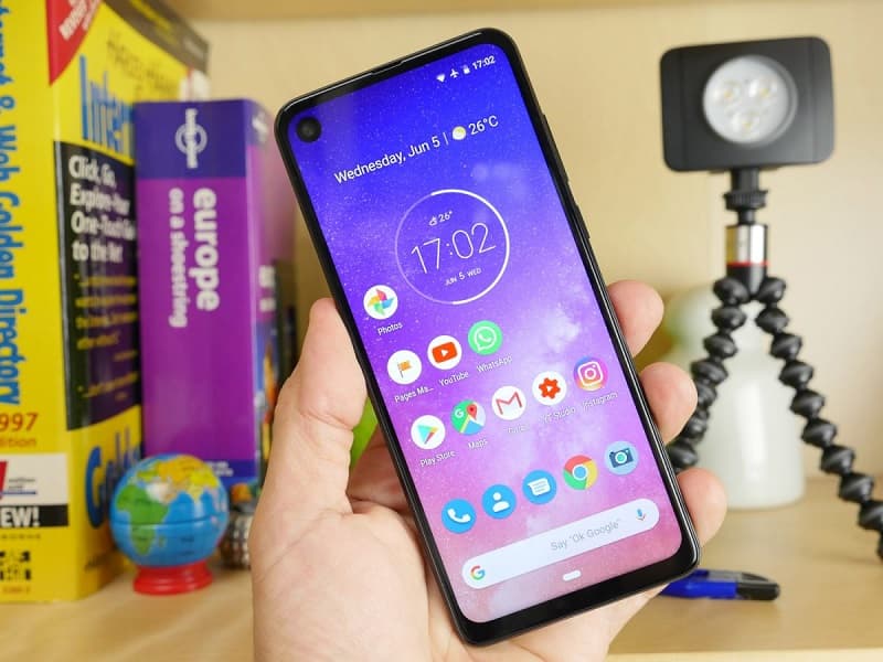 Motorola One Vision ganha atualização de segurança de novembro Foto do Motorola One Vision sendo segurado com a tela ligada.