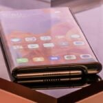 Huawei Mate X fechado.