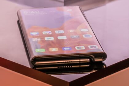 Huawei Mate X fechado.