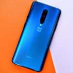 OnePlus 7 Pro na cor azul.