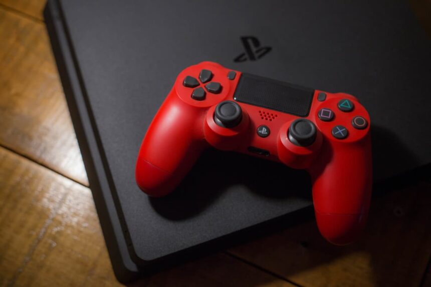 PS4 com controle Dualshock 4 sobre ele.