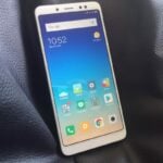 Redmi Note 5 sobre uma superfície de tecido.