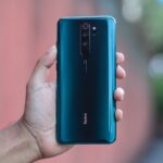 Redmi Note 8 Pro verde sendo segurado por uma mão, com a parte traseira em exibição.
