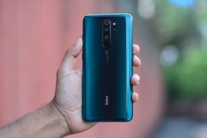 Redmi Note 8 Pro verde sendo segurado por uma mão, com a parte traseira em exibição.