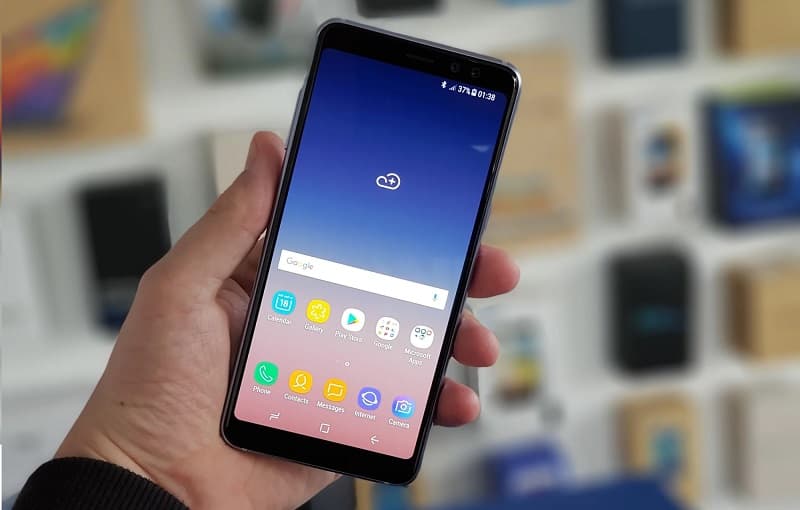 Samsung libera atualização de novembro para mais seis smartphones Samsung Galaxy A8 (2018) preto sendo segurado.