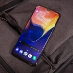 Galaxy A50 preto com a tela ligada.