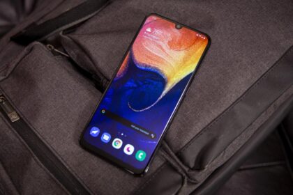 Galaxy A50 preto com a tela ligada.