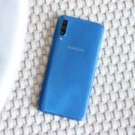 Galaxy A50 na cor azul.