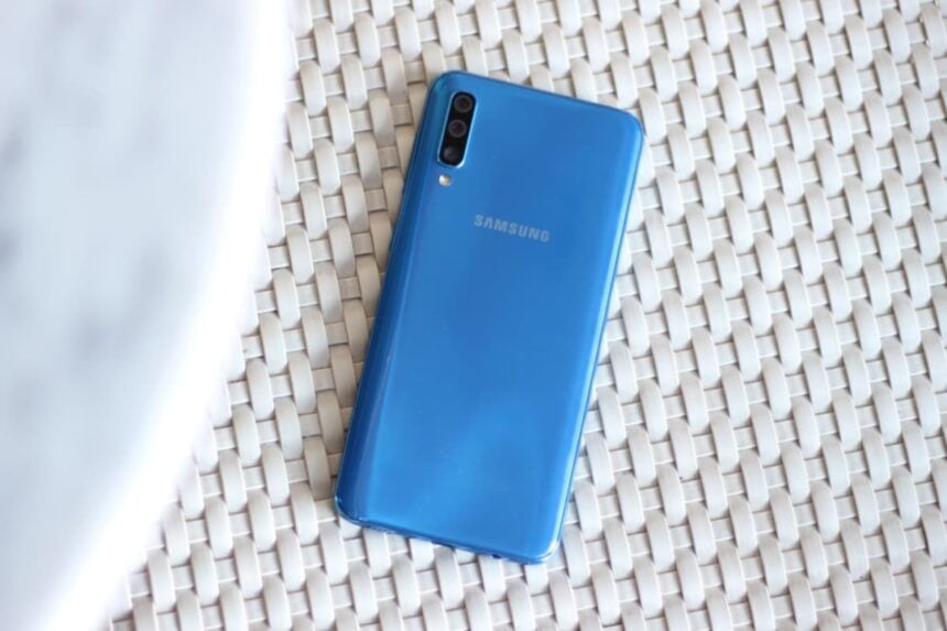 Galaxy A50 na cor azul.