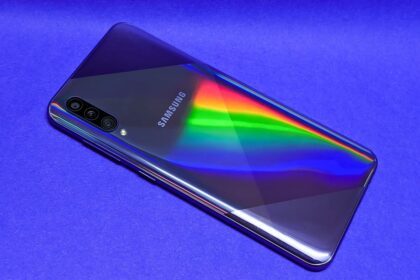 Foto do Samsung Galaxy A50s na cor azul.