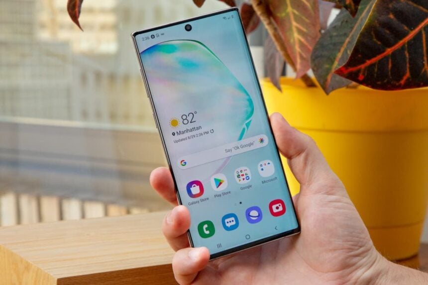 Galaxy Note 10 com a tela ligada sendo segurado na mão.