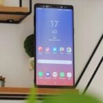 Samsung Galaxy Note 9 em pé em uma prateleira.