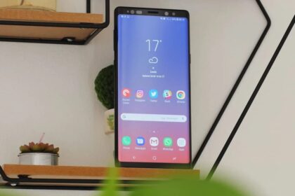 Samsung Galaxy Note 9 em pé em uma prateleira.