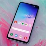 Samsung Galaxy S10 com a tela ligada.