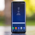 Galaxy S8 com a tela ligada equilibrado em pé.