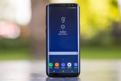 Galaxy S8 com a tela ligada equilibrado em pé.