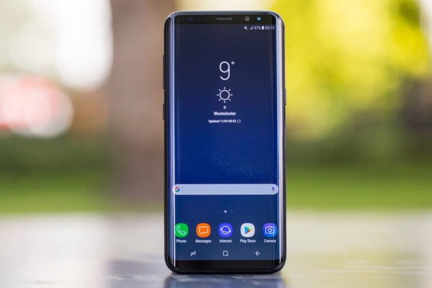 Galaxy S8 com a tela ligada equilibrado em pé.
