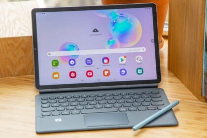 Samsung Galaxy Tab S6 com teclado.