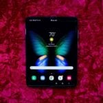 Samsung Galaxy Fold aberto sobre um tecido vermelho.