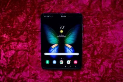 Samsung Galaxy Fold aberto sobre um tecido vermelho.