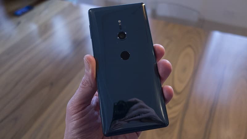 Sony divulga cronograma de atualizações para o Android 10 Sony Xperia XZ2 preto sendo segurado com a traseira virada para cima.