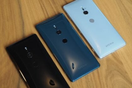 Sony Xperia XZ2 em três cores.