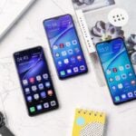 Três smartphones Vivo Y5s sobre uma bancada com outros itens.