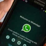 Foto de smartphone Samsung com WhatsApp.