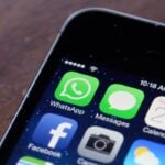Ícone do WhatsApp em smartphone.