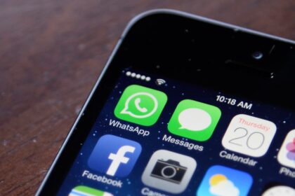 Ícone do WhatsApp em smartphone.