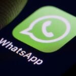 Ícone do WhatsApp na tela de um celular.