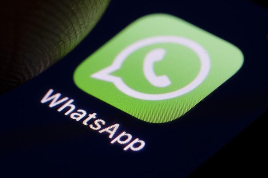 Ícone do WhatsApp na tela de um celular.