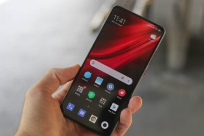 MI 9 Pro 5G com a tela ligada sendo segurado por uma mão.