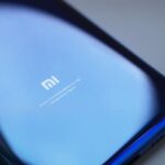 Smartphone Xiaomi na cor azul, foto focando o logo na traseira.