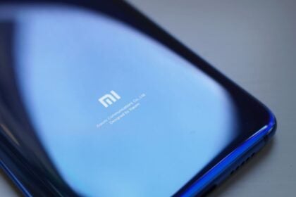 Smartphone Xiaomi na cor azul, foto focando o logo na traseira.