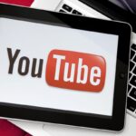 Tablet com o logo do YouTube na tela.
