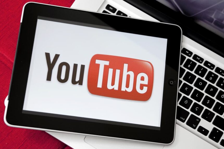Tablet com o logo do YouTube na tela.