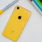 iPhone XR amarelo parte traseira.