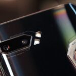 ASUS ROG Phone 2 foto focando as câmeras traseiras.
