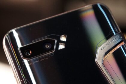 ASUS ROG Phone 2 foto focando as câmeras traseiras.