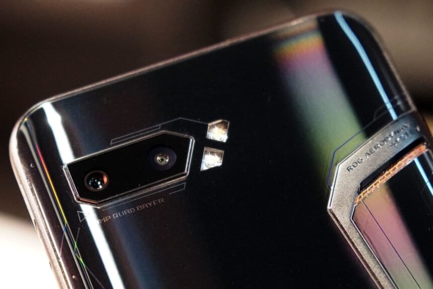ASUS ROG Phone 2 foto focando as câmeras traseiras.