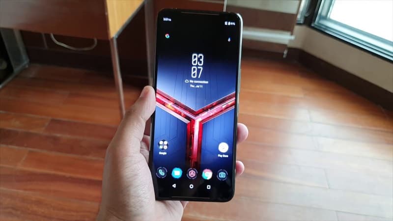 ROG Phone 2 é cedido para desenvolvedores de custom ROMs e kernels ASUS ROG Phone 2 sendo segurado com a tela ligada.