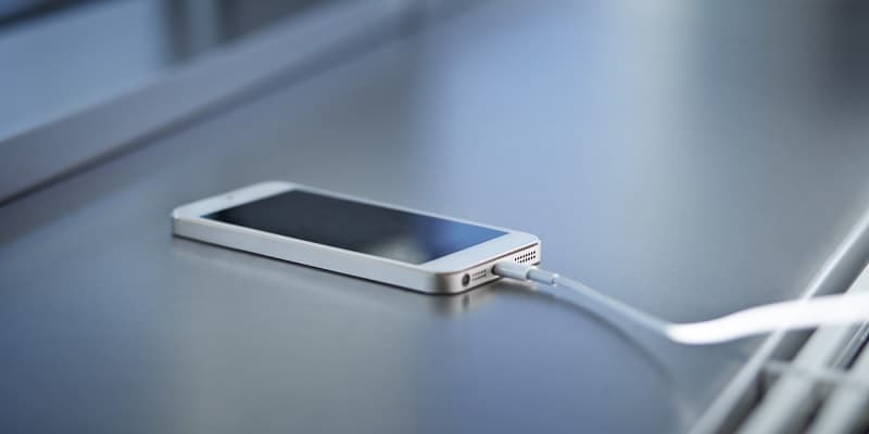 Adolescente morre eletrocutado ao colocar celular para carregar Celular carregando.