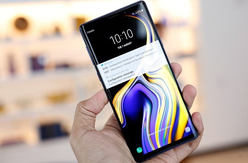 Galaxy Note 9 recebe atualização de segurança de dezembro no Brasil Samsung Galaxy Note 9 preto sendo segurado na vertical com a tela ligada.